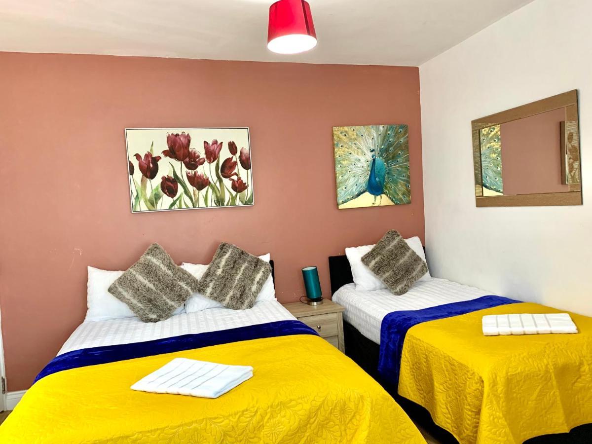 4 Bedrooms, 3 Baths, Full Kitchen And Lounge, Garden, Free Parking Apartamento