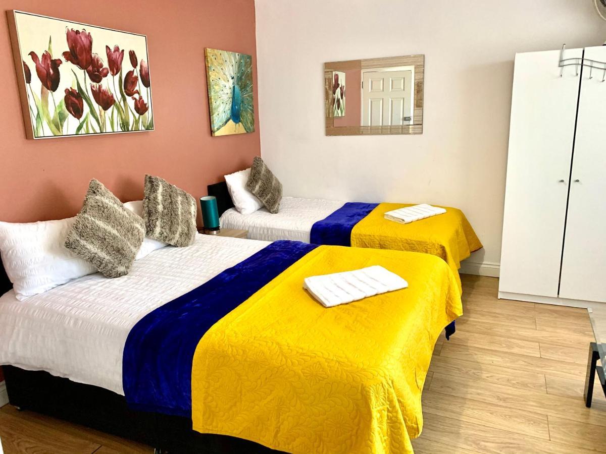 4 Bedrooms, 3 Baths, Full Kitchen And Lounge, Garden, Free Parking Apartamento *