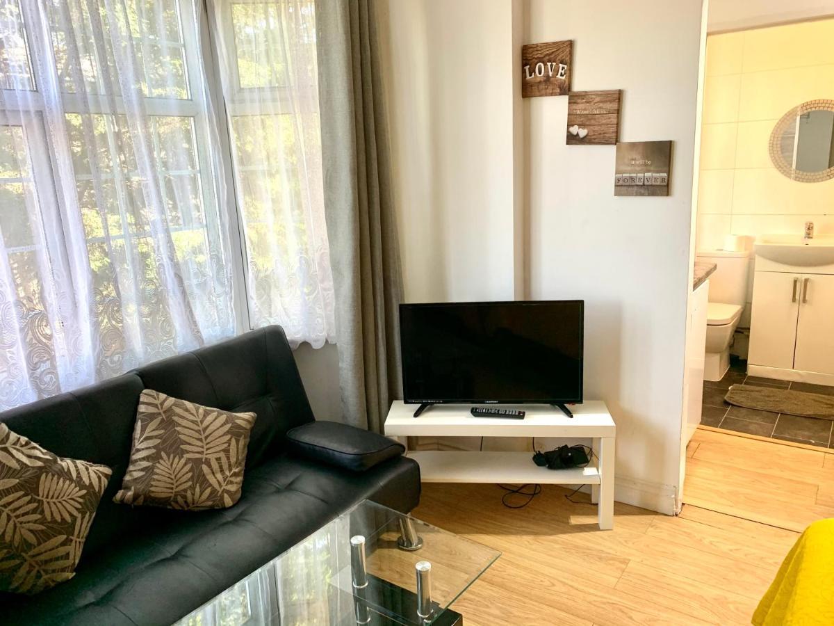 4 Bedrooms, 3 Baths, Full Kitchen And Lounge, Garden, Free Parking Londres