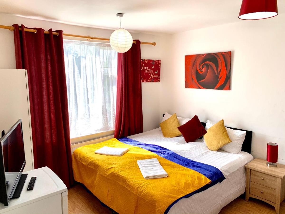 4 Bedrooms, 3 Baths, Full Kitchen And Lounge, Garden, Free Parking * Londres
