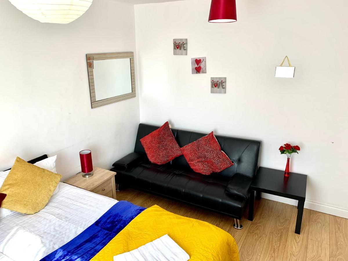 4 Bedrooms, 3 Baths, Full Kitchen And Lounge, Garden, Free Parking