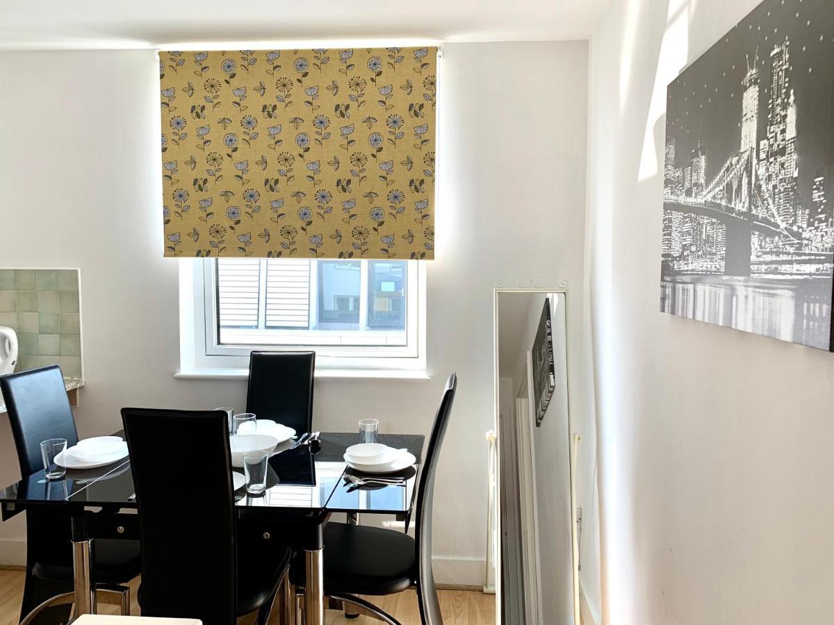 2 Bedrooms, Seperate Recption, Full Kitchen, Free Parking * Londres