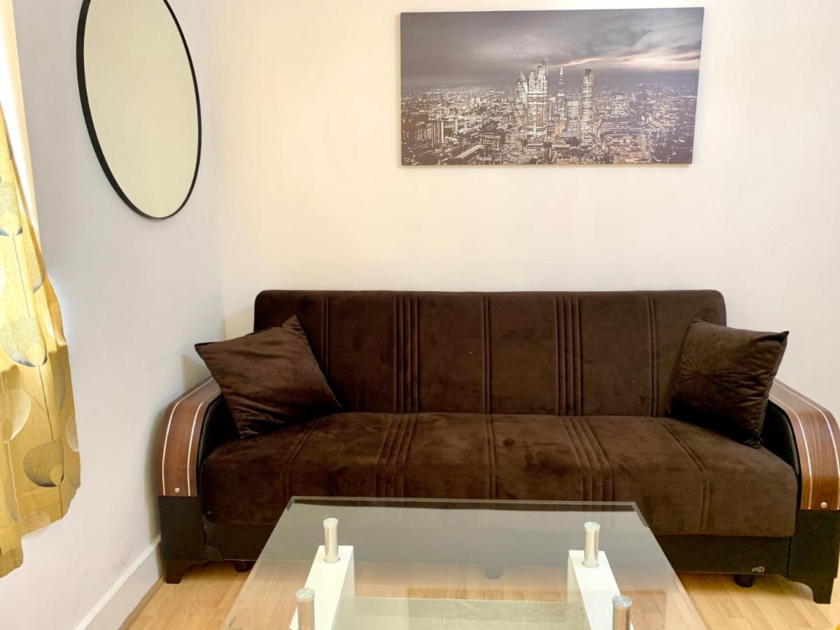 2 Bedrooms, Seperate Recption, Full Kitchen, Free Parking Londres