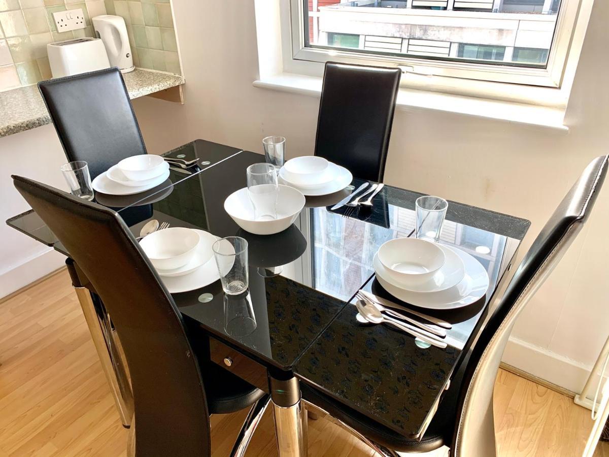 2 Bedrooms, Seperate Recption, Full Kitchen, Free Parking Apartamento