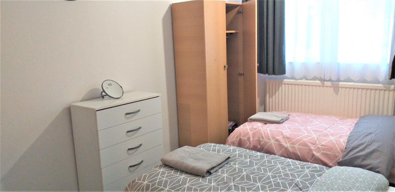 2 Bedroom Near Excel Exhibition Centre Apartment London