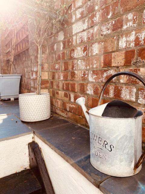 Stunning, Stylish Garden Flat In The Heart Of Wimbledon Londen