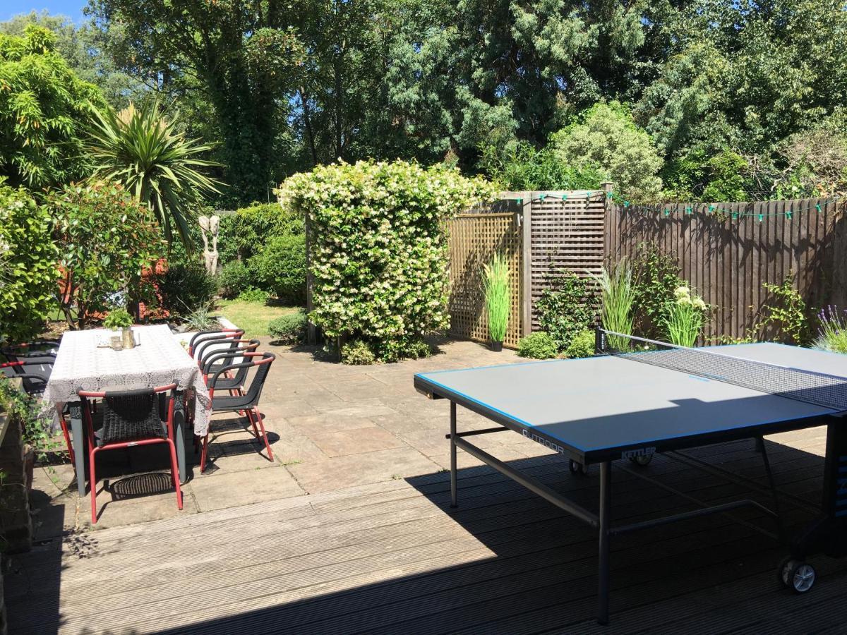 Stunning 5 Bed House With Private Garden *