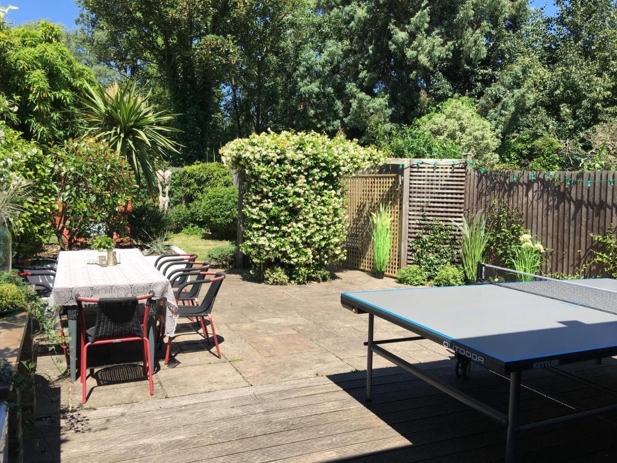 Stunning 5 Bed House With Private Garden *