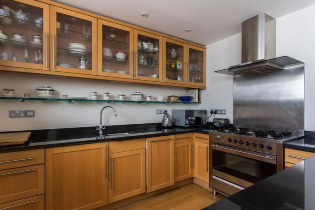 Beautiful Mews House, Conduit Mews, Paddington, W2 Londres