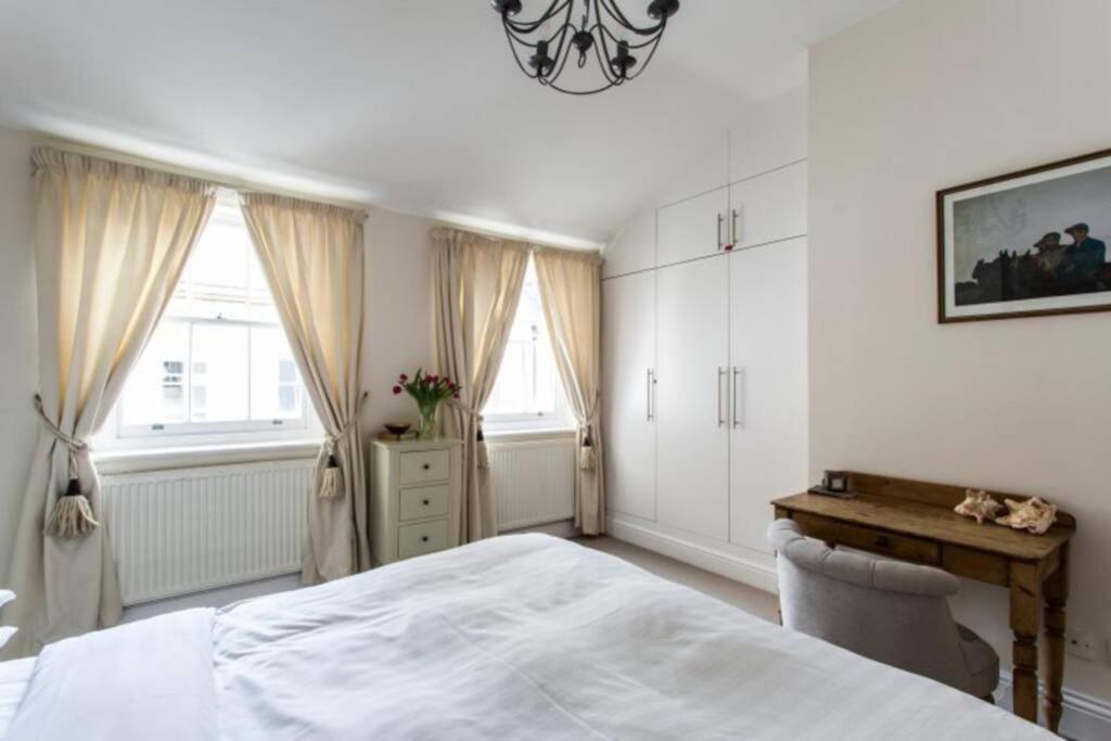 Hébergement de vacances Beautiful Mews House, Conduit Mews, Paddington, W2 *