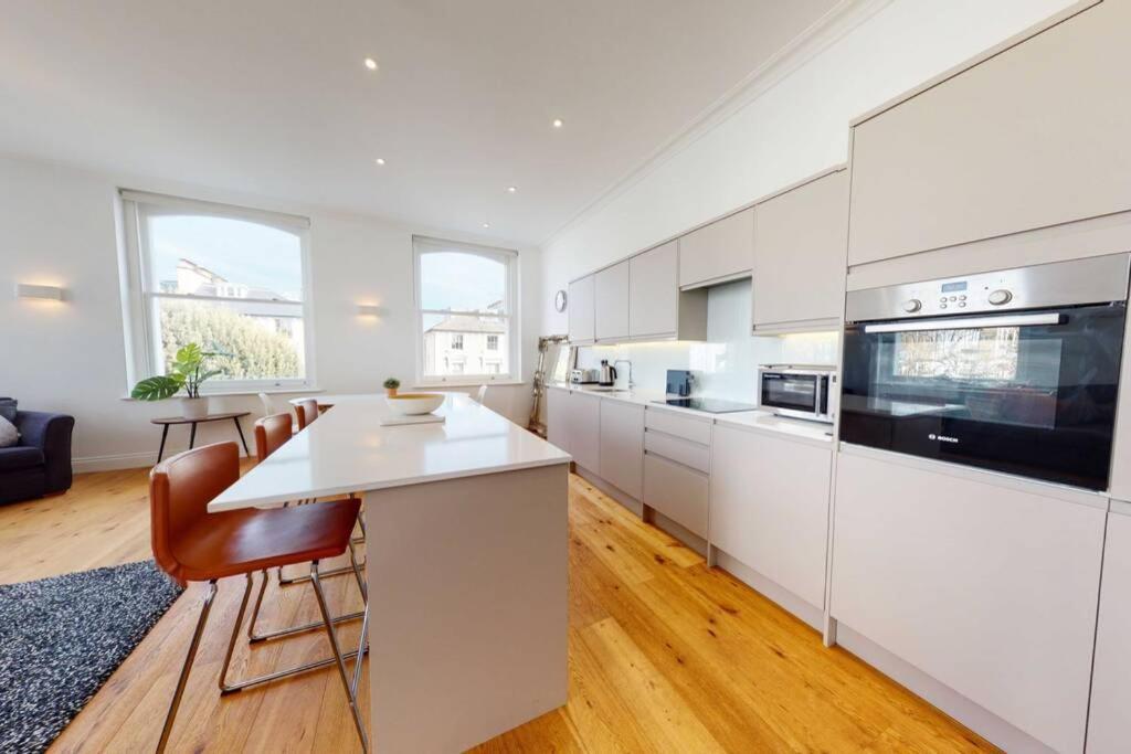 Superb 2 Bed Flat Camden 5 Min Walktube Station *