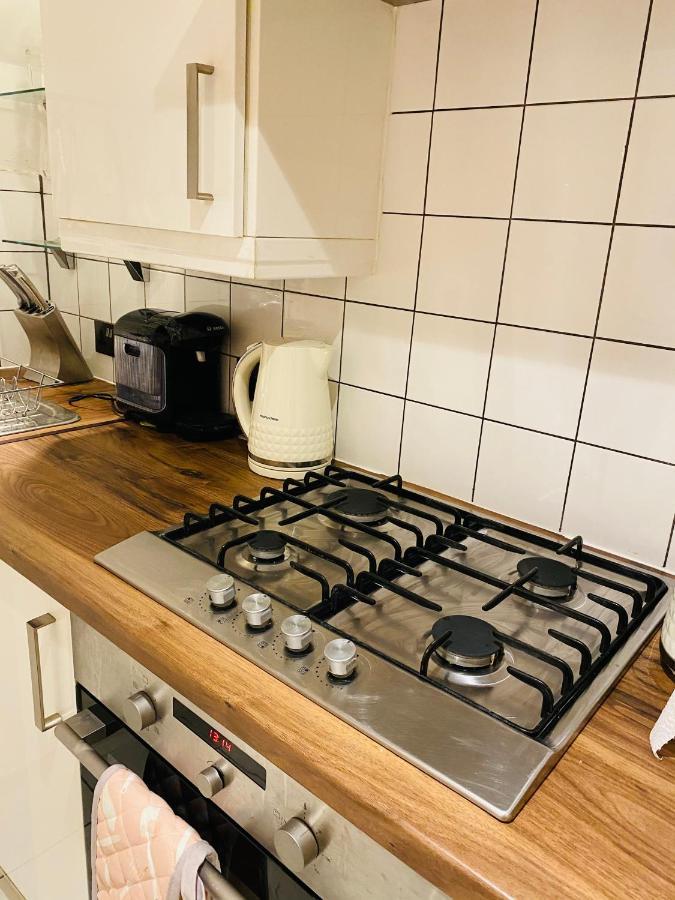 Stunning, Stylish Garden Flat In The Heart Of Wimbledon Londen