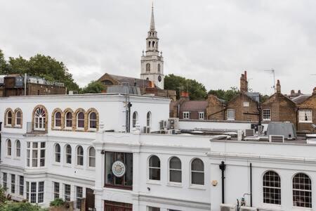 Apartment Woodbridge House London