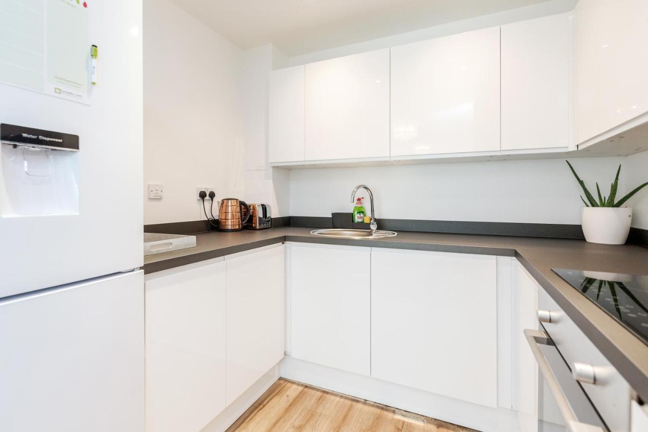 *spacious-modern One Bed Flat. Riverside Location* * Londen