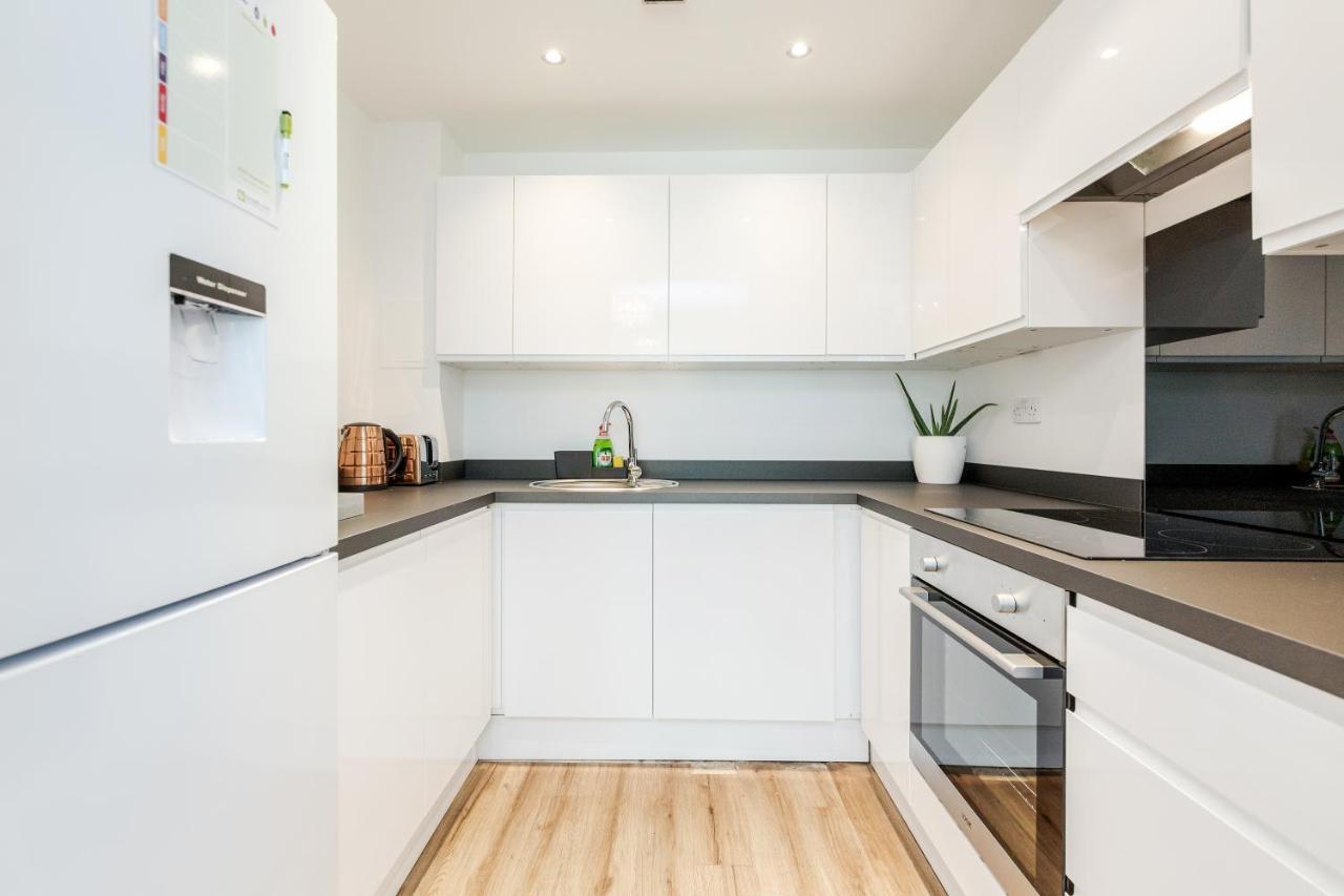 *spacious-modern One Bed Flat. Riverside Location* * Londres
