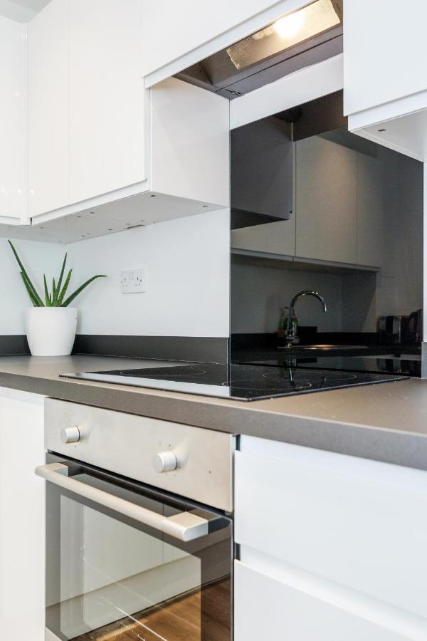 *spacious-modern One Bed Flat. Riverside Location* Apartamento *