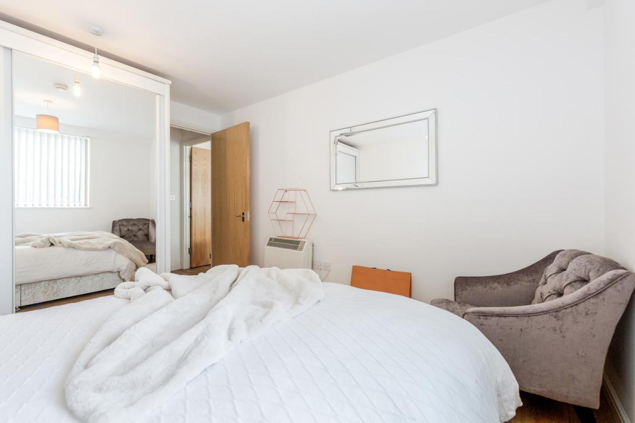*spacious-modern One Bed Flat. Riverside Location* Londres