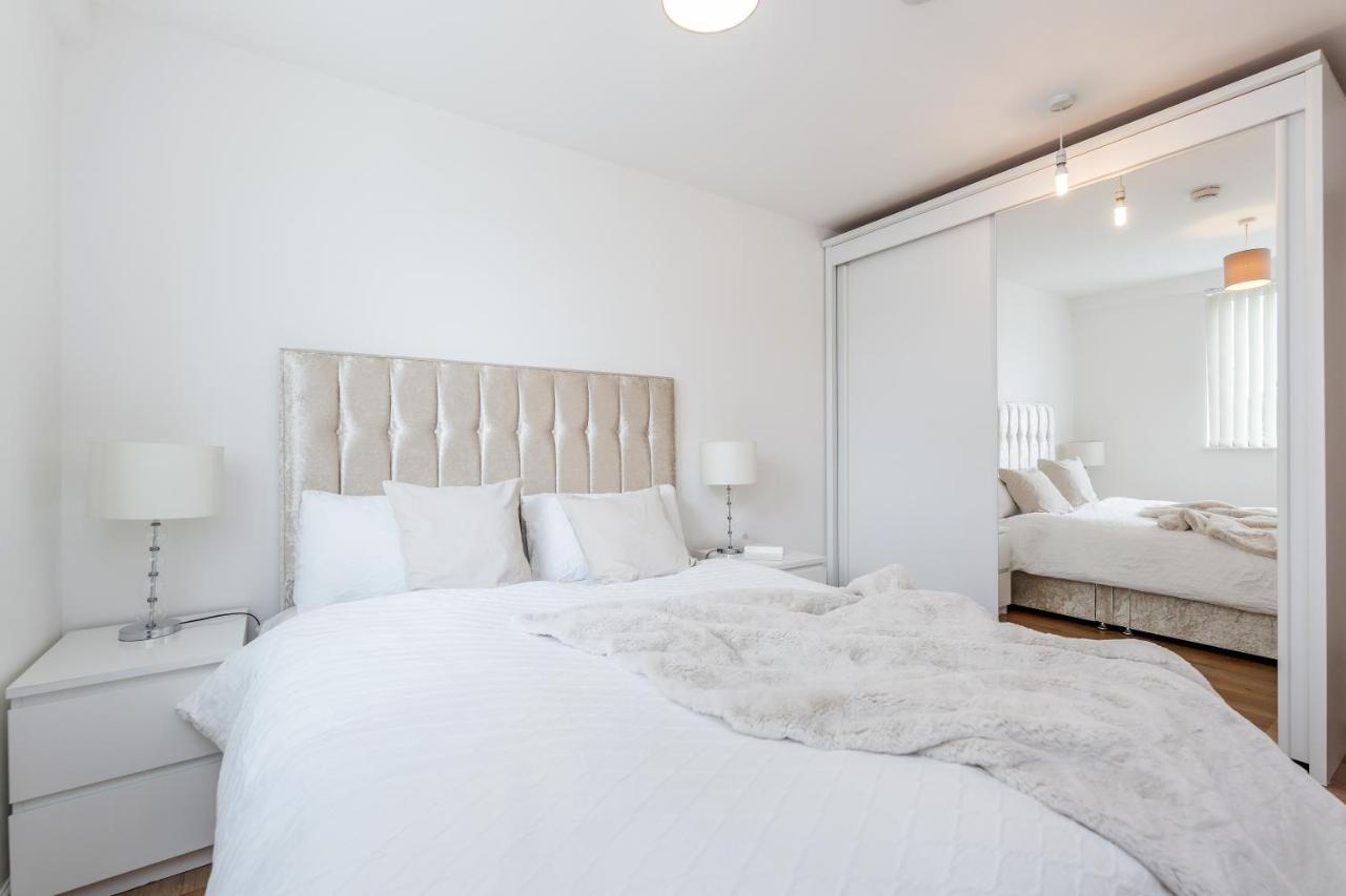*spacious-modern One Bed Flat. Riverside Location* Londres