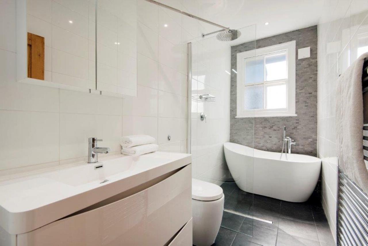 Modern Family In Close To Amenities And Train Holiday home *