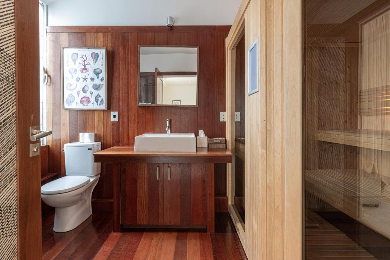 Charming Houseboat Featuring A Sauna *