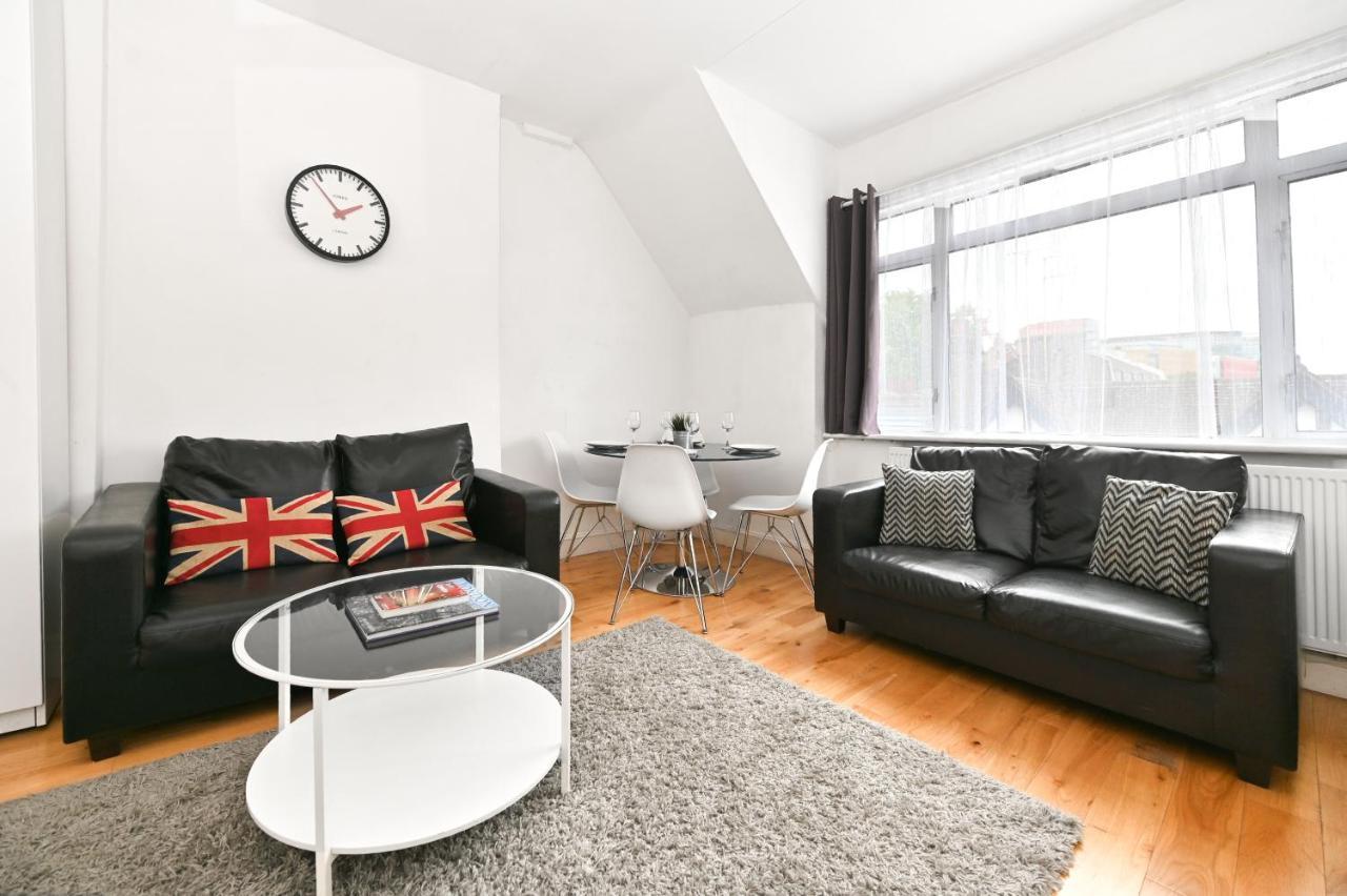 Soho Apartment, Theatres & Old Compton Street Londen