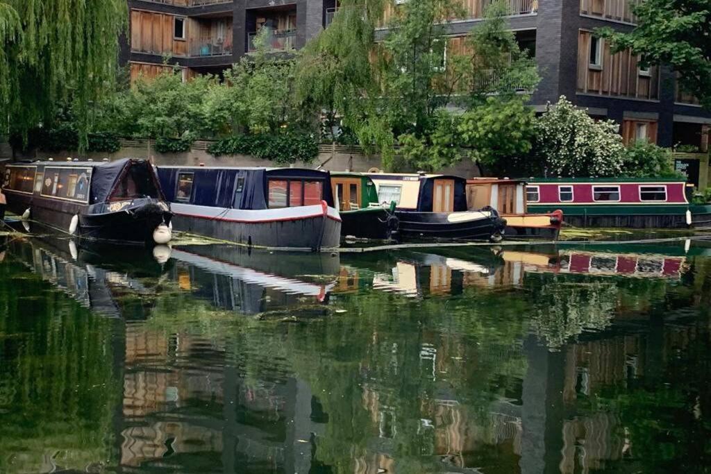 Narrowboat Moored In Londres