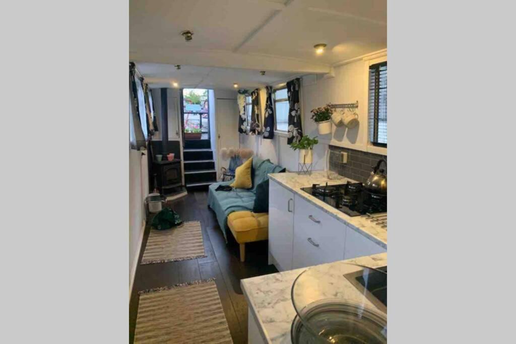 Narrowboat Moored In Bateau-hôtel Londres