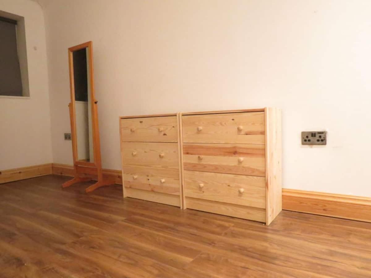 Modern Split Level Flat In Croydon * London