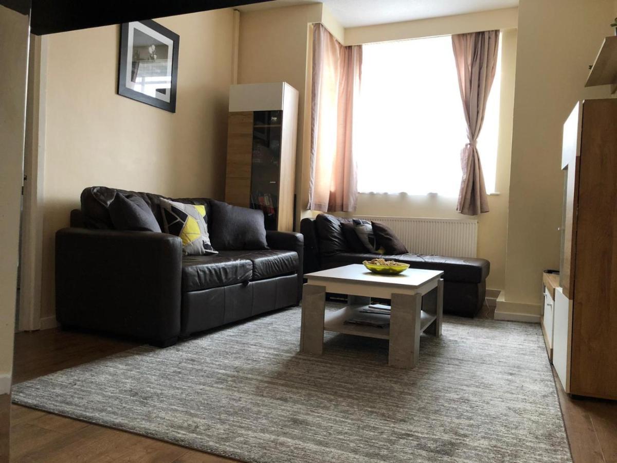 Entire Flat Very Comfortable 1 Bedroom *