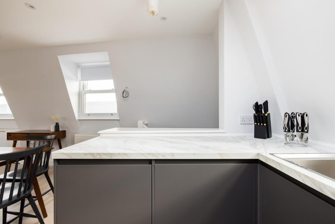 The Margravine Maisonette - Modern & Bright 2bdr Flat *
