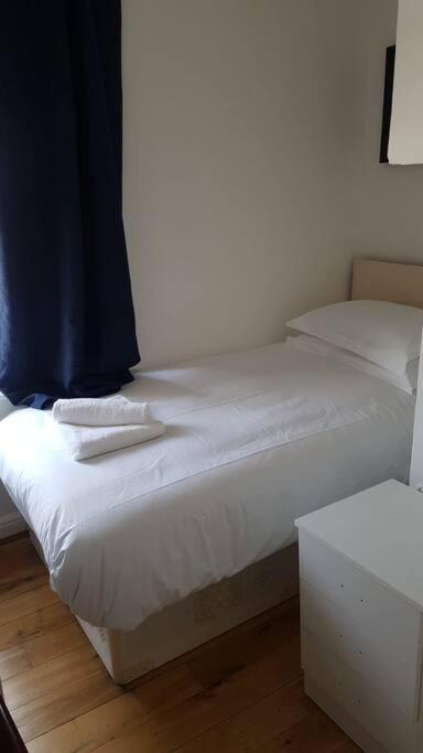 F14- Single Shared Shower/toilet Near Paddington Apartment *