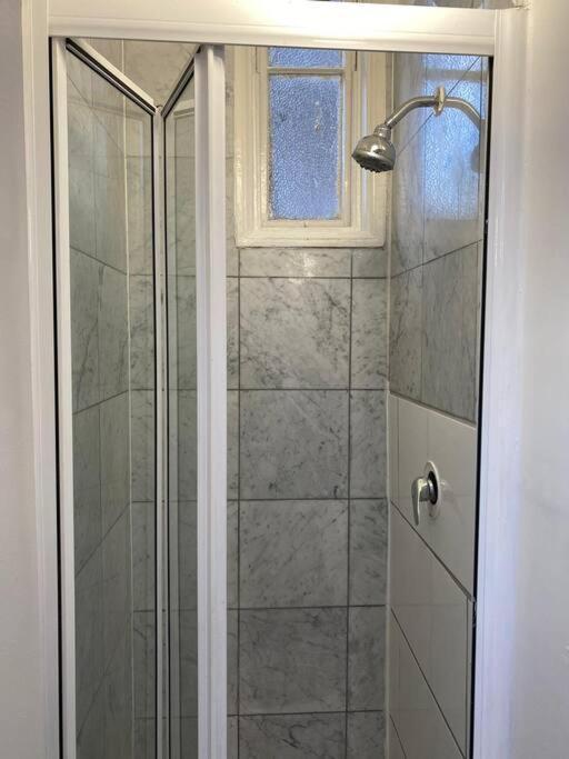 F14- Single Shared Shower/toilet Near Paddington *