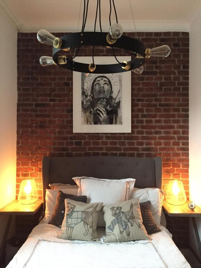 Spacious 1 Bedroom Split Level Old Pub Conversion Tower Bridge