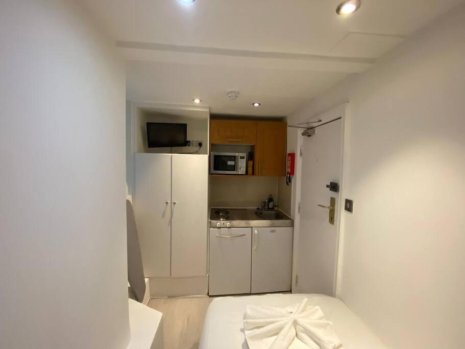 F2- Basement Fits 1 Near Paddington Londres