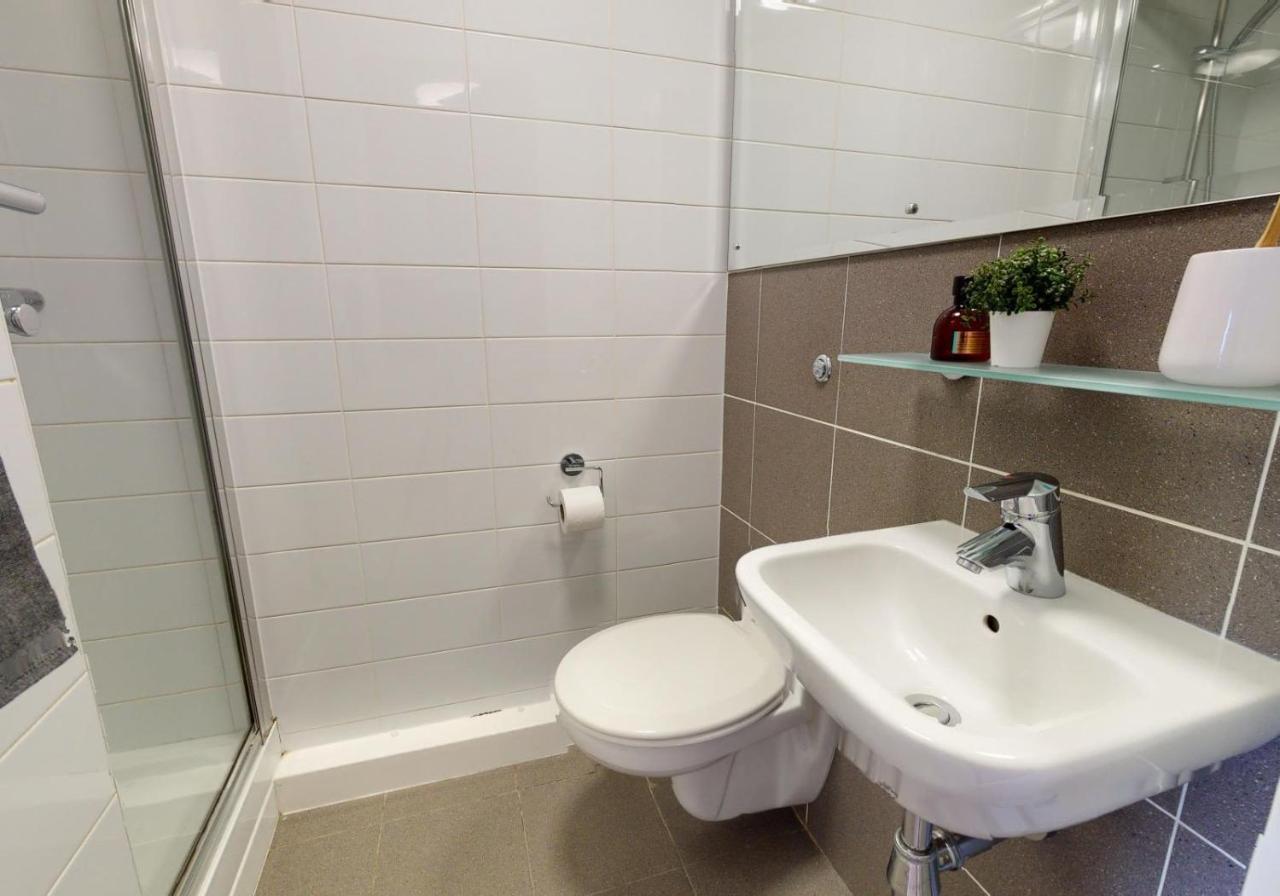 Private Bedrooms And Minutes Away From Wembley Stadium At Sterling Court Apartment *