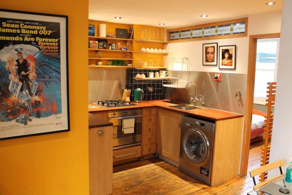 Artistic And Soulful Carnaby Street Movie Pad *