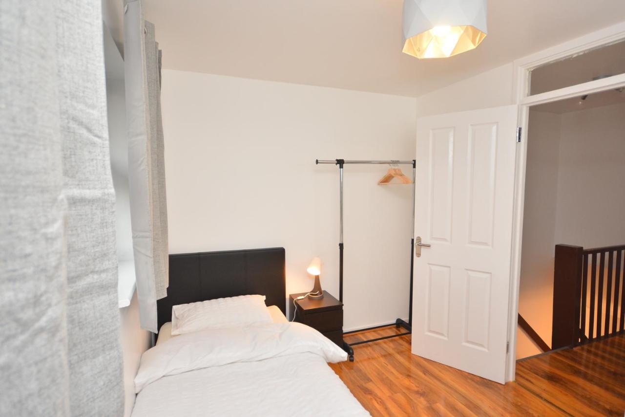 Newly Refurbished 3 Bedroom House * Londres