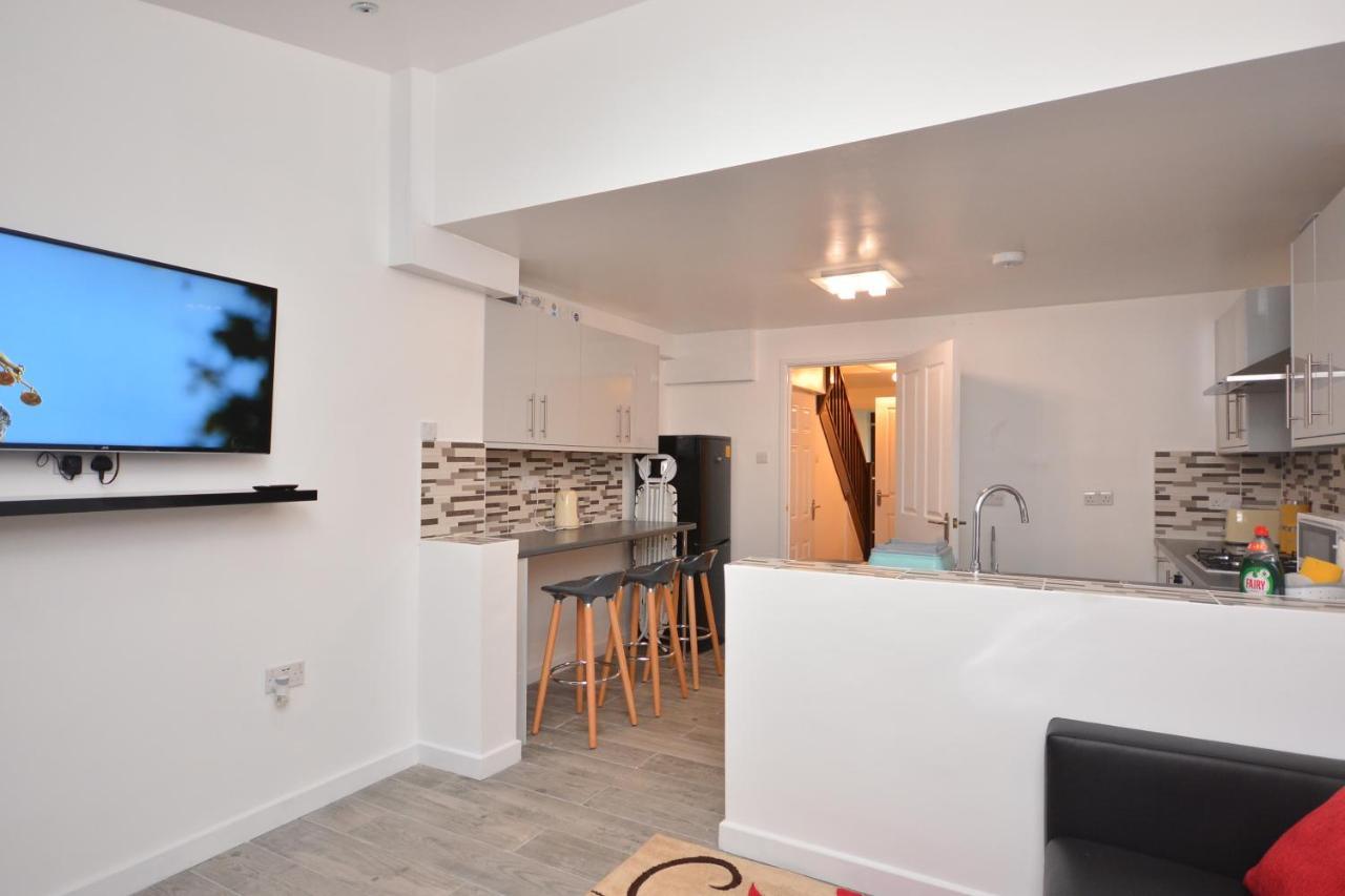 Newly Refurbished 3 Bedroom House * Londres