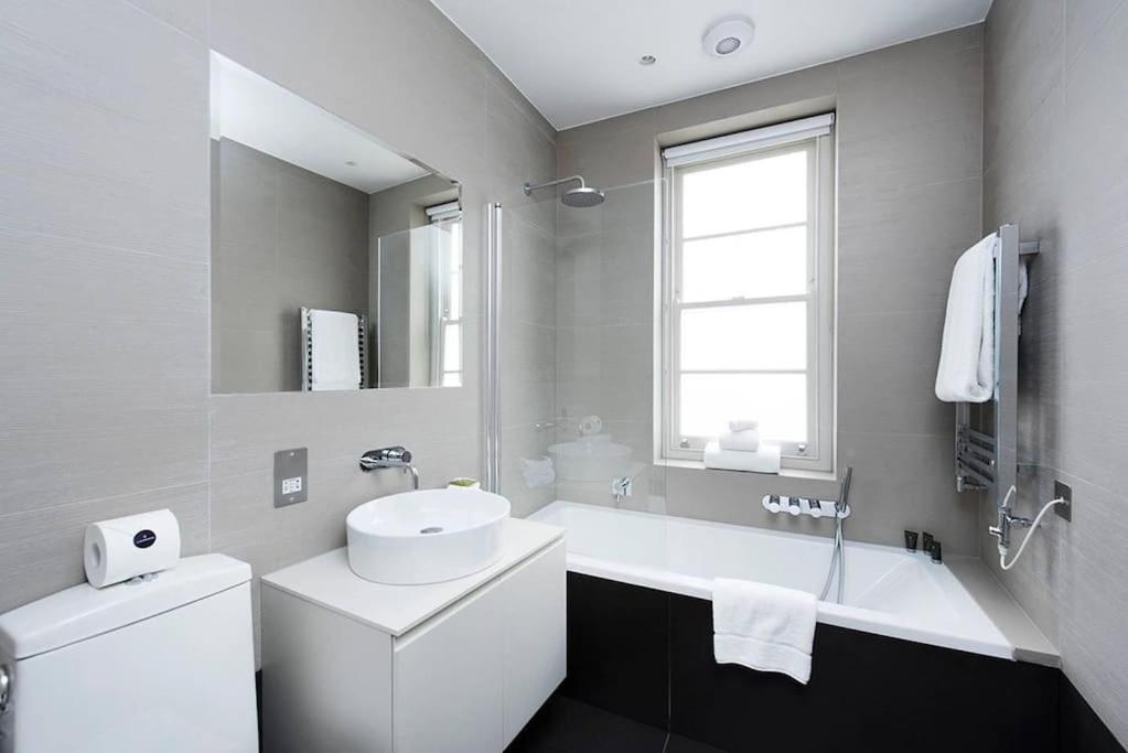 Recently Redecorated Bright 1br Near Shepherds Bush With Parking Soa Apartamento
