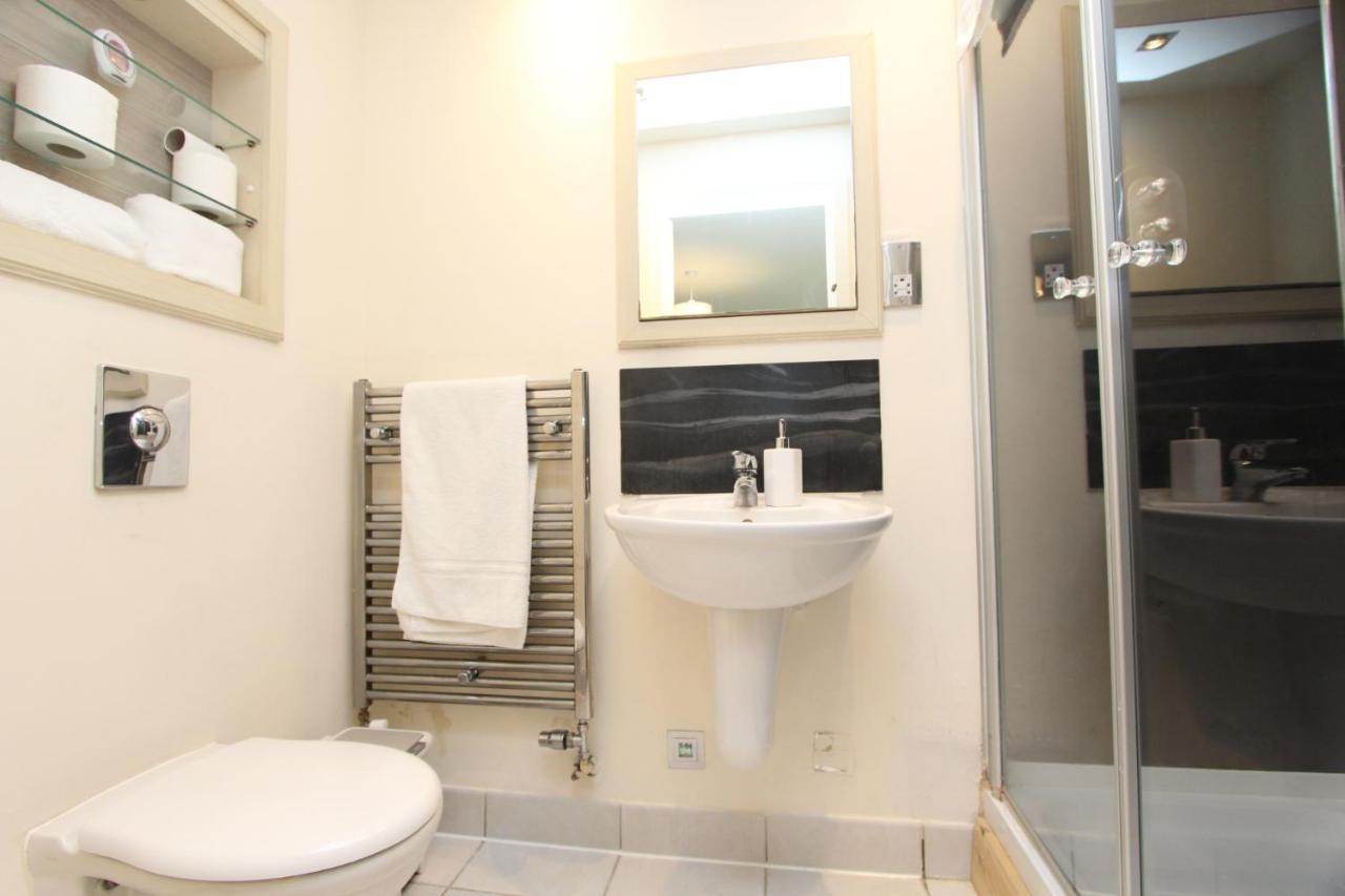 Lovely 2-bedroom In Docklands, E14 Apartamento *