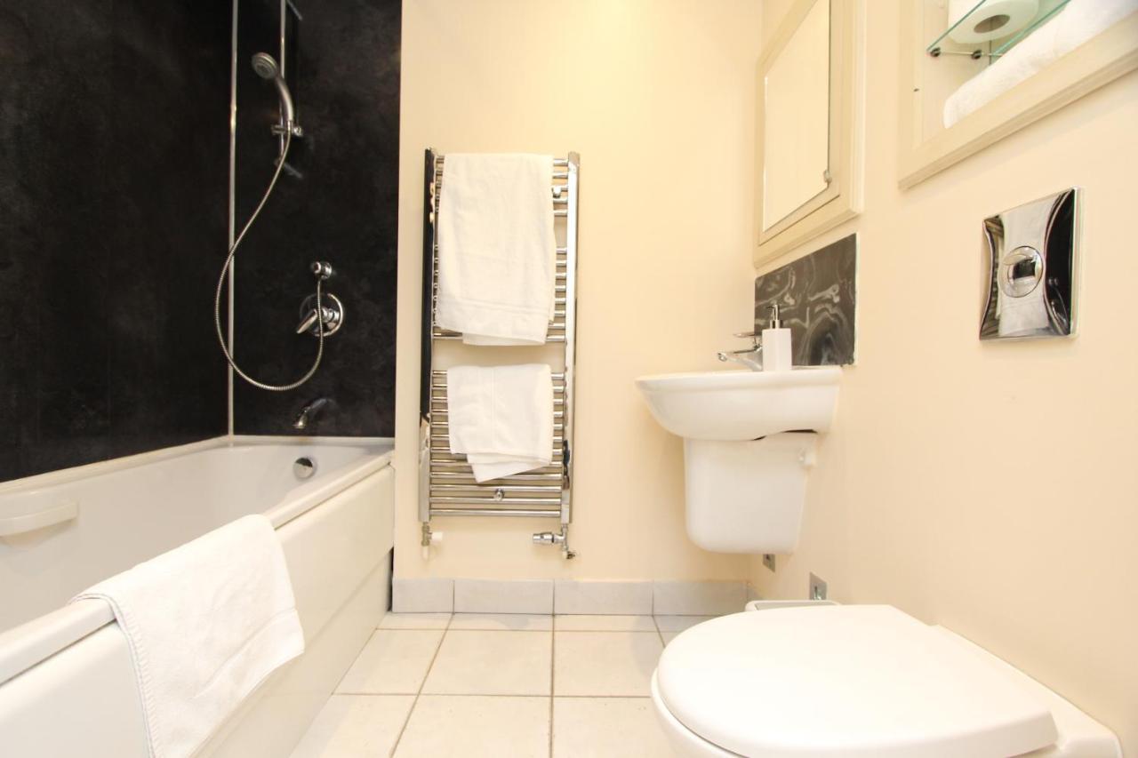 Lovely 2-bedroom In Docklands, E14 Apartamento