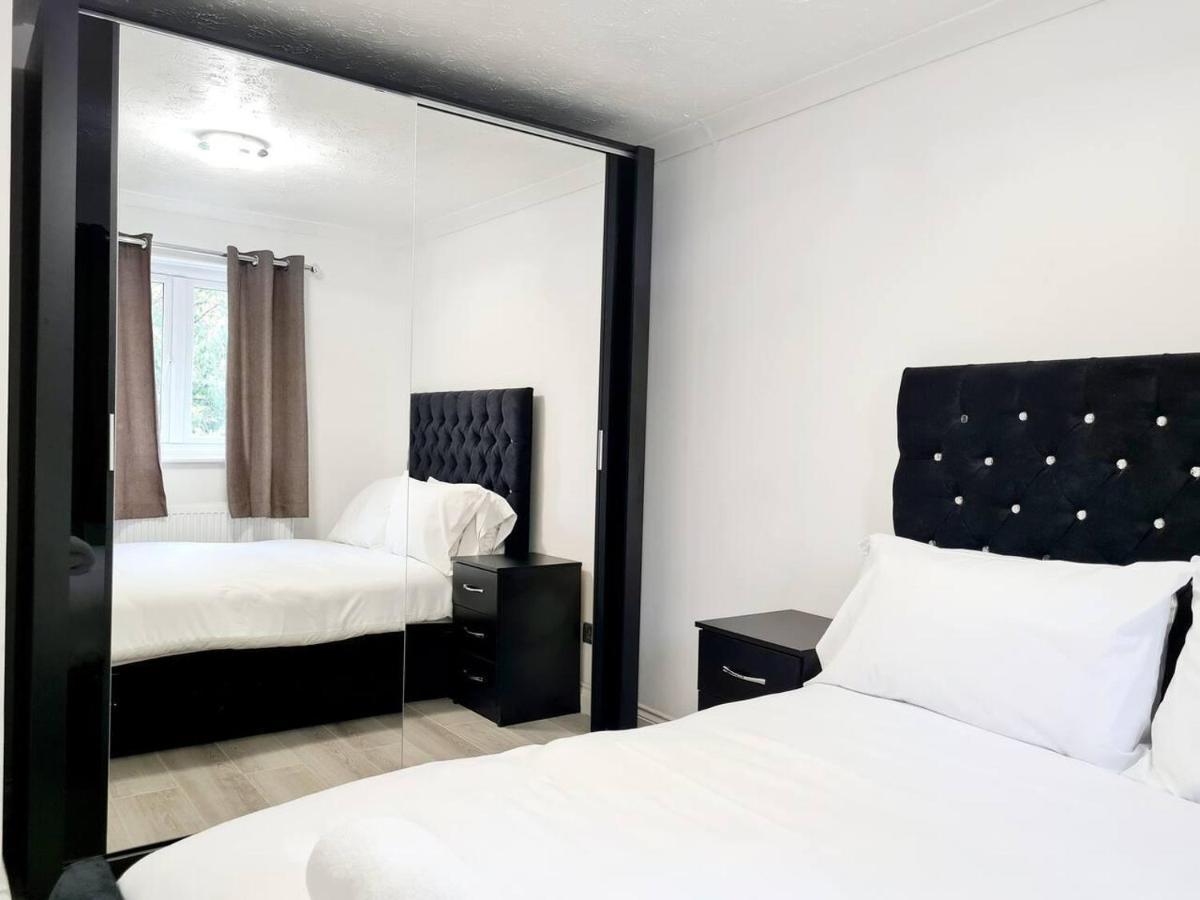 Casa de férias Modern & Spacious - Walk To Excel- Parking *