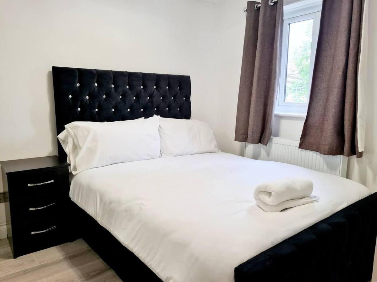 Casa de férias Modern & Spacious - Walk To Excel- Parking *