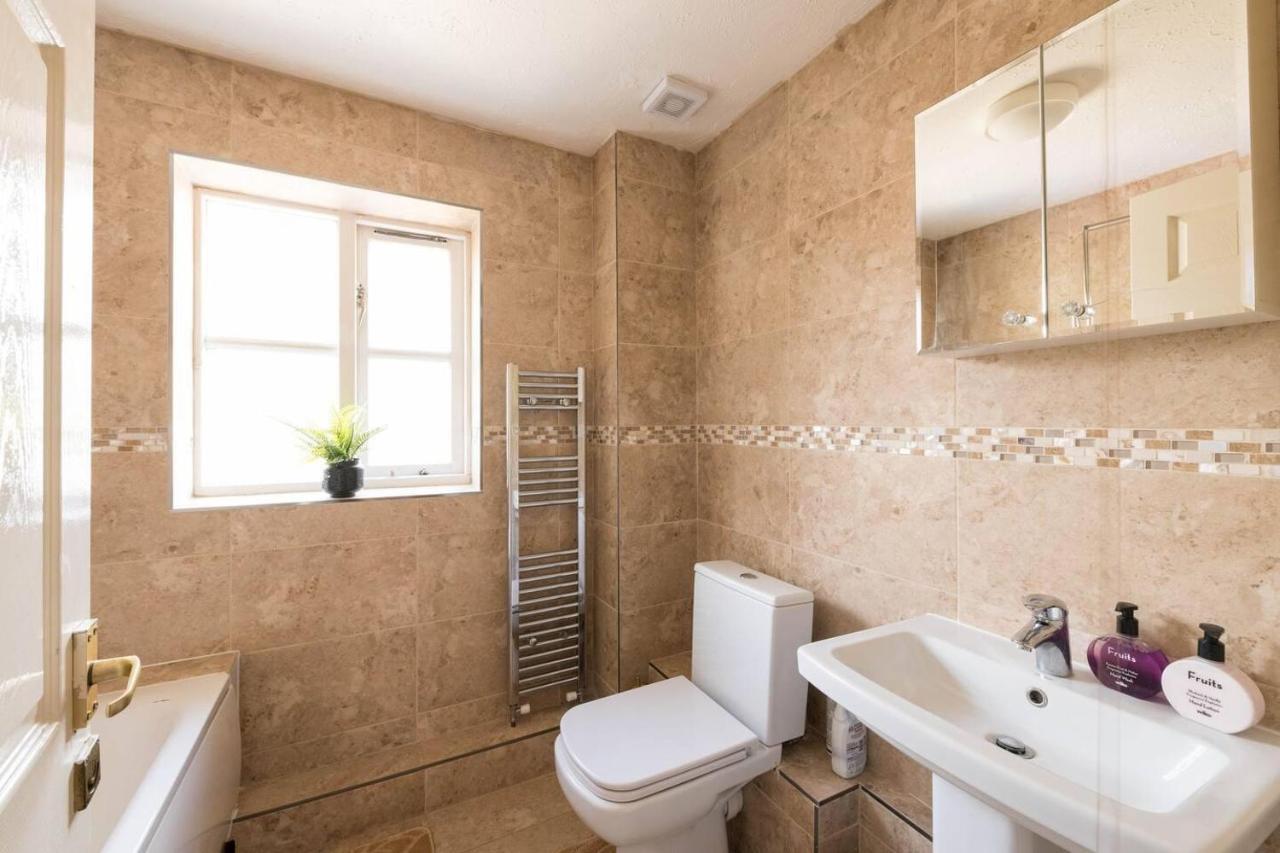 Casa de férias Modern & Spacious - Walk To Excel- Parking *