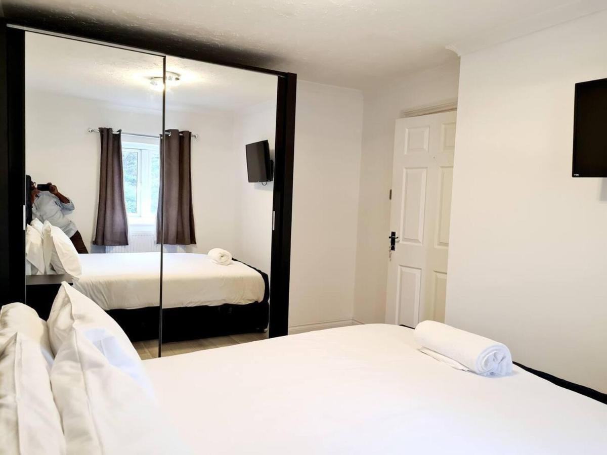 Casa de férias Modern & Spacious - Walk To Excel- Parking