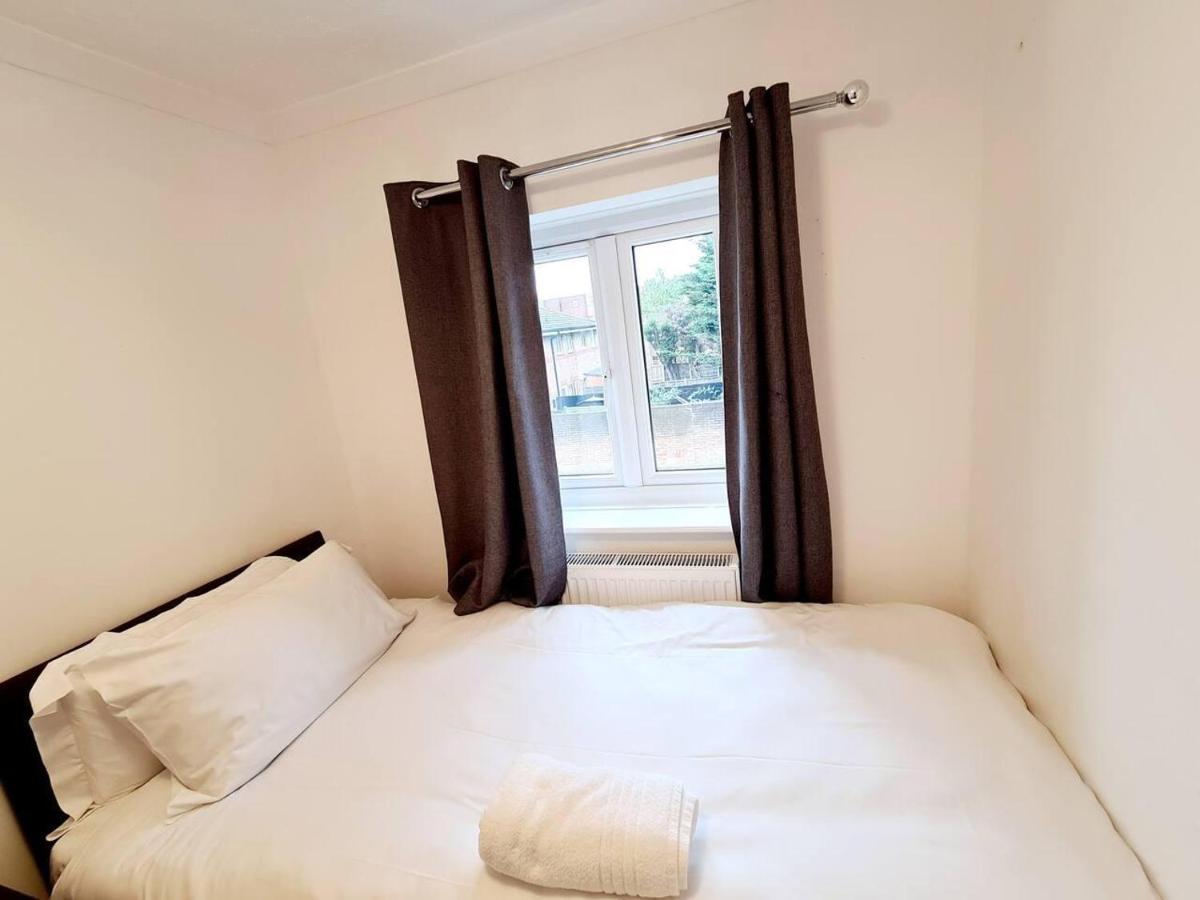 Modern & Spacious - Walk To Excel- Parking Londres