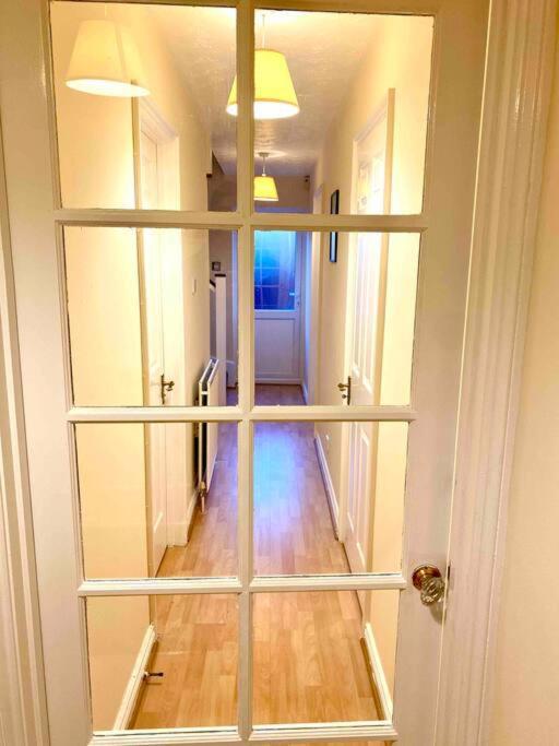 Smartrips Beckton Townhouse With Parking Apartment