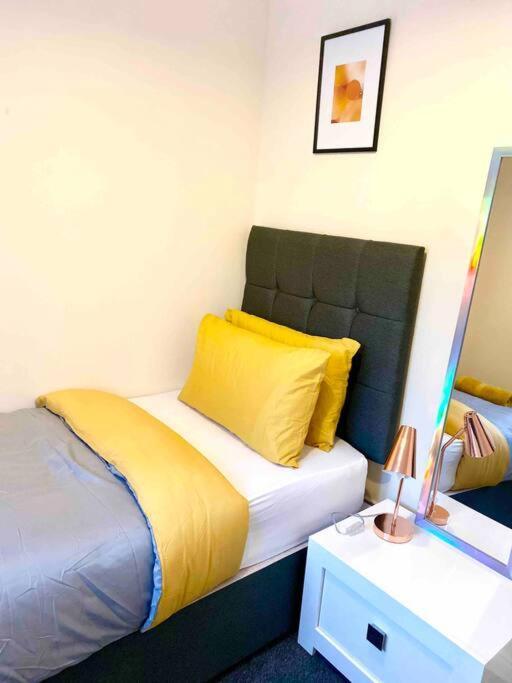 Smartrips Beckton Townhouse With Parking