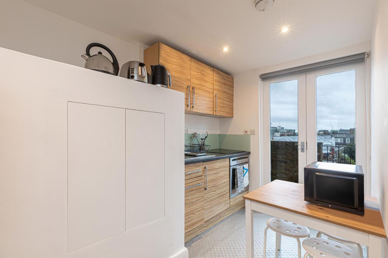 Modern Studio Flat With Balcony On The King's Road In Chelsea, * London