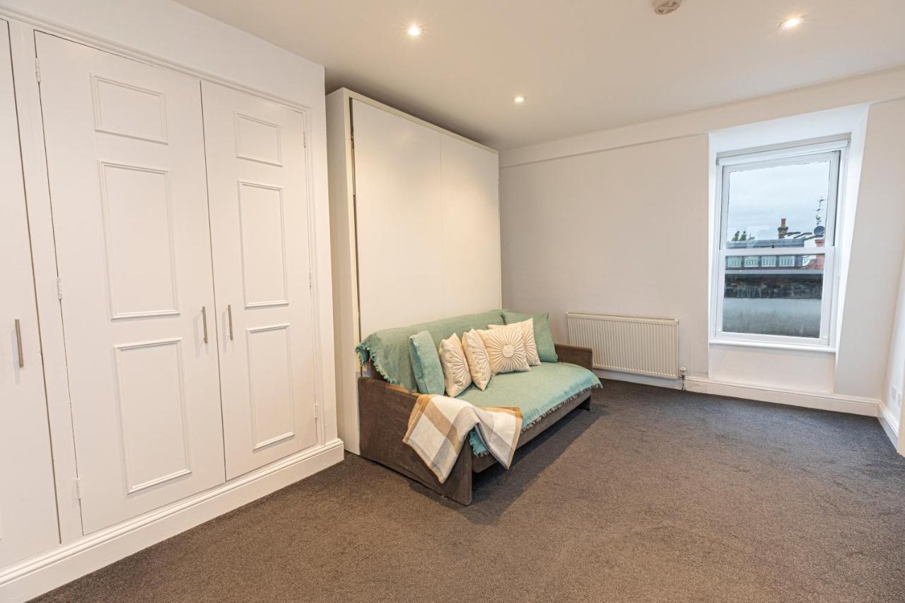Modern Studio Flat With Balcony On The King's Road In Chelsea, London